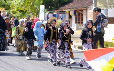 MIM 12 Sumuragung meriahkan peringatan hari kartini dengan pawai ta'aruf